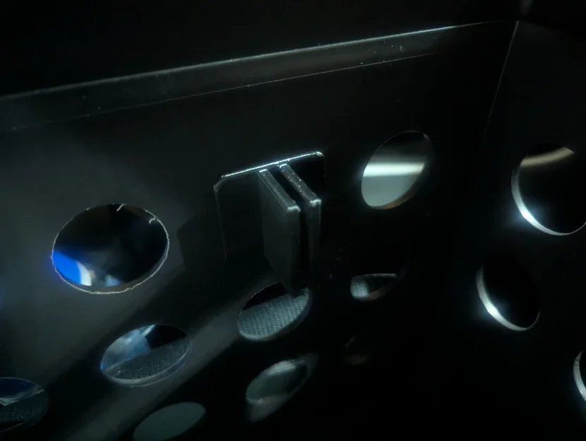 Ngàm gắn kệ/vách ngăn cho thùng Sterilite 1693 - Image 1