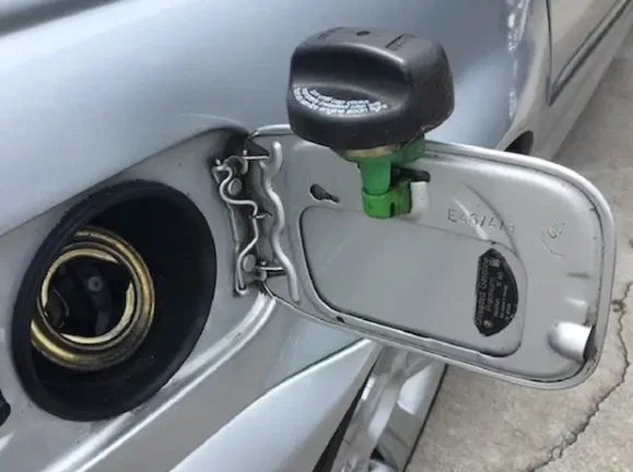 Gá đỡ nắp bình xăng cho xe BMW E46 (Fuel Tank Cap Holder) in 3D - Image 1