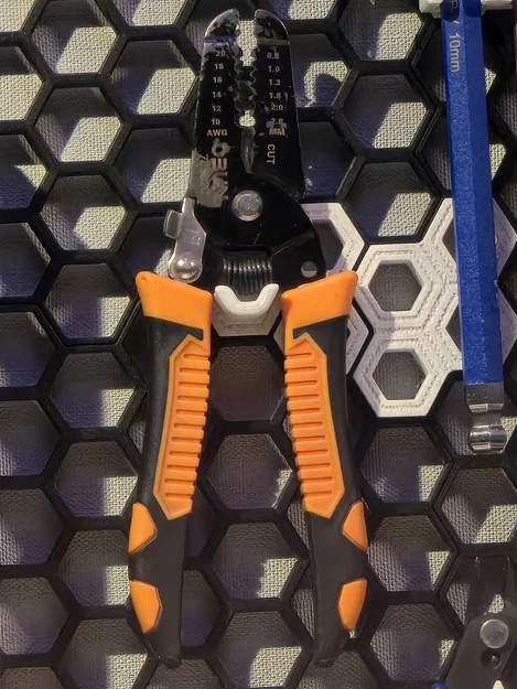 Giá treo kìm tuốt dây điện cho bảng Honeycomb Storage Wall (HSW) - Image 1