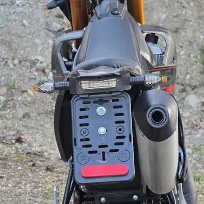 Pat gắn biển số cho Rieju MRT 50