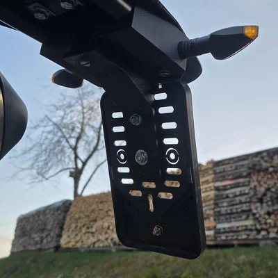 Pat gắn biển số cho Rieju MRT 50