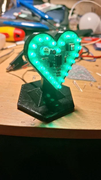 Giá đỡ đơn giản cho bộ kit LED trái tim tự lắp ráp - Image 1