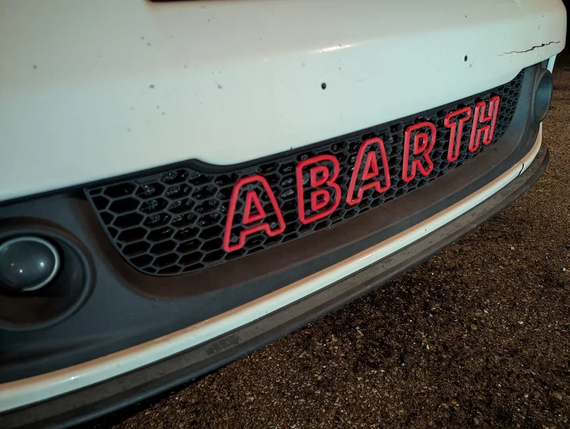 Chữ gắn lưới tản nhiệt ABARTH cho xe Fiat 500 bản Mỹ - Image 1