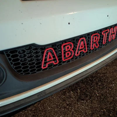 Chữ gắn lưới tản nhiệt ABARTH cho xe Fiat 500 bản Mỹ