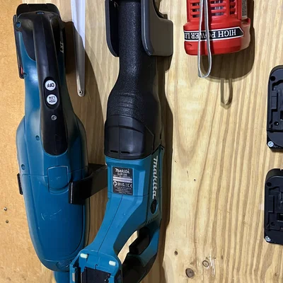 Giá treo máy cưa kiếm Makita treo tường tiện lợi bằng in 3D
