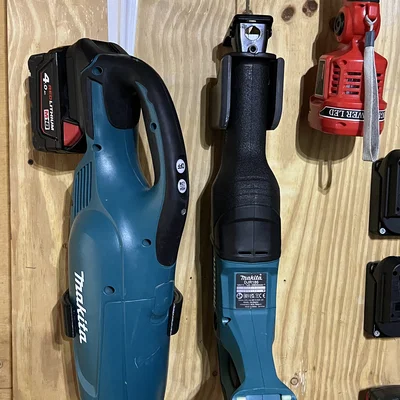 Giá treo máy cưa kiếm Makita treo tường tiện lợi bằng in 3D
