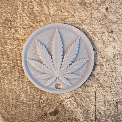 Móc khóa hình lá cần (Weed Leaf) - 420