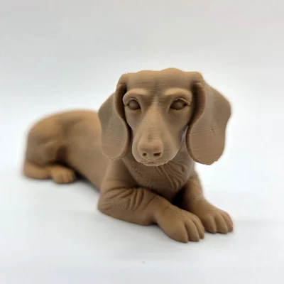 Tượng chó Dachshund lông ngắn đang nằm