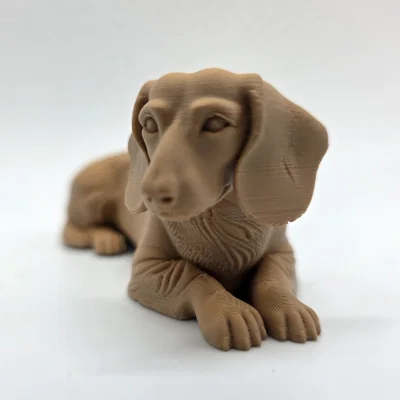 Tượng chó Dachshund lông ngắn đang nằm