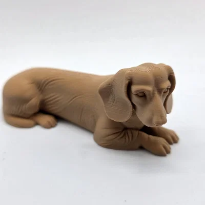 Tượng chó Dachshund lông ngắn đang nằm