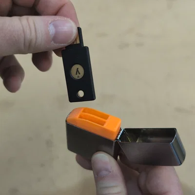 Khung chứa Yubikey thay thế ruột Zippo