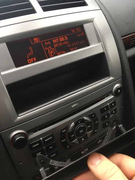 Đế giữ iPhone 5/5s/SE gắn khe đĩa CD cho xe Peugeot 407 - Image 3