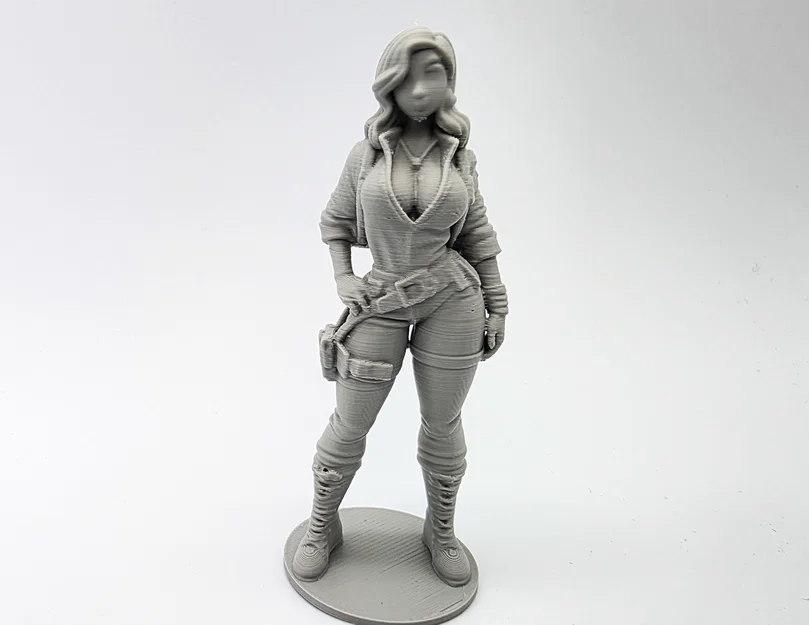 Mô hình nữ thợ cơ khí (Female Mechanic Figurine) - Image 1