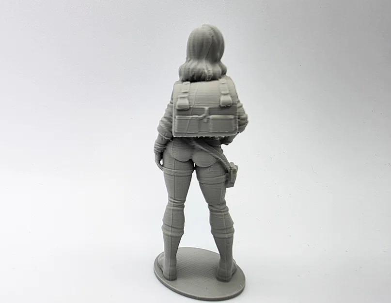 Mô hình nữ thợ cơ khí (Female Mechanic Figurine) - Image 2