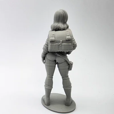 Mô hình nữ thợ cơ khí (Female Mechanic Figurine)