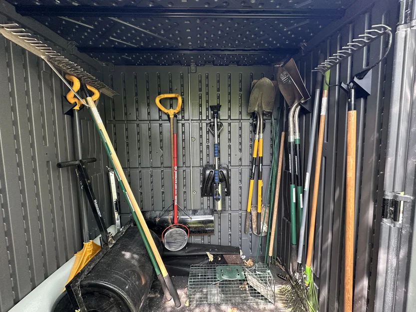 Móc treo dụng cụ làm vườn chuyên dụng cho nhà kho Suncast - Image 2