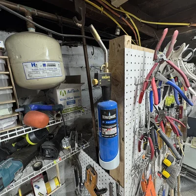 Giá treo tường bằng nam châm cho đèn khò cầm tay