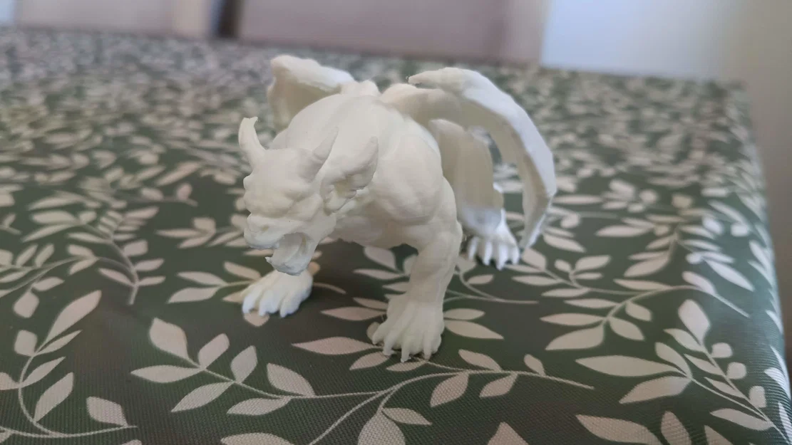 Mô hình Gargoyle đang đứng gầm thét trên bốn chân - Image 1