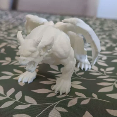 Mô hình Gargoyle đang đứng gầm thét trên bốn chân