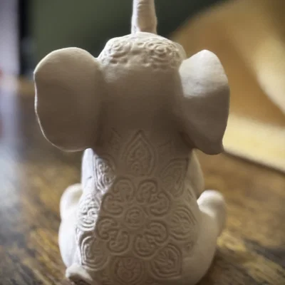 Tượng chú voi ngồi với họa tiết hoa văn tinh xảo