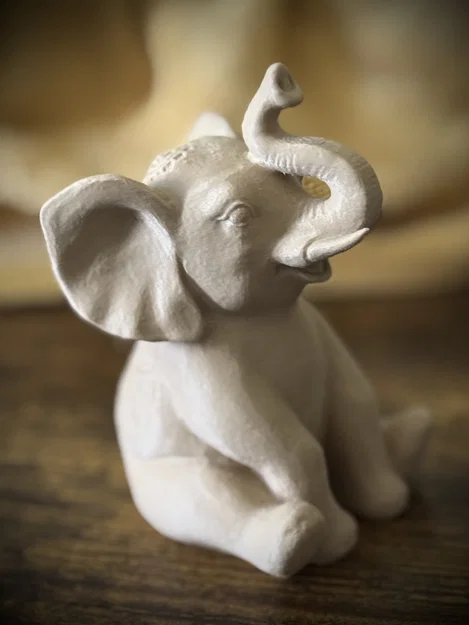 Tượng chú voi ngồi với họa tiết hoa văn tinh xảo - Image 3