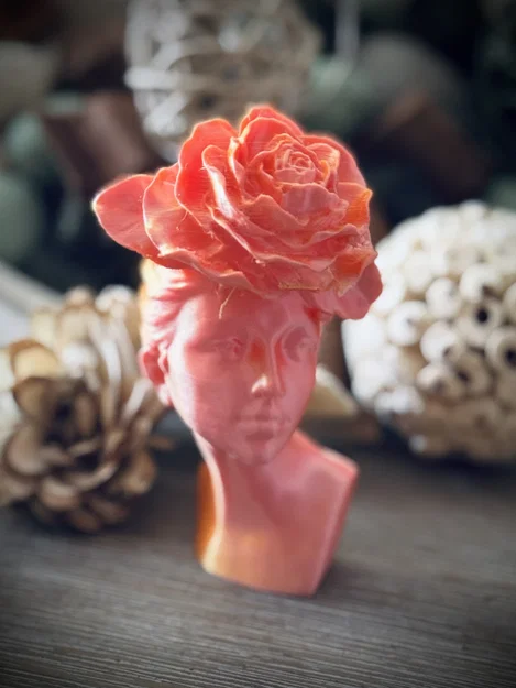 Tượng bán thân Người phụ nữ cài hoa lớn - Image 1