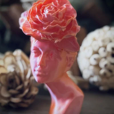 Tượng bán thân Người phụ nữ cài hoa lớn