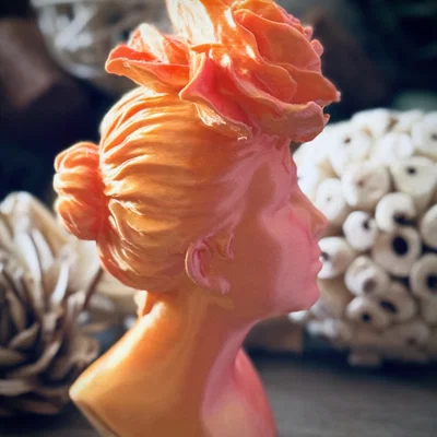 Tượng bán thân Người phụ nữ cài hoa lớn