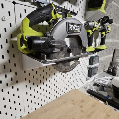 Giá treo máy cưa đĩa Ryobi cho bảng Ikea Skadis