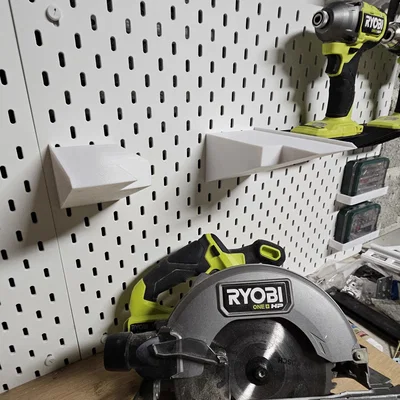 Giá treo máy cưa đĩa Ryobi cho bảng Ikea Skadis