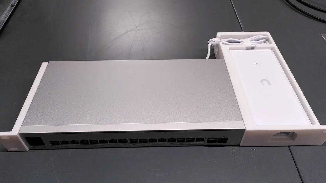 Bộ khung gắn tủ Rack cho UniFi Pro Max 16 và PoE chuyên nghiệp - Image 1