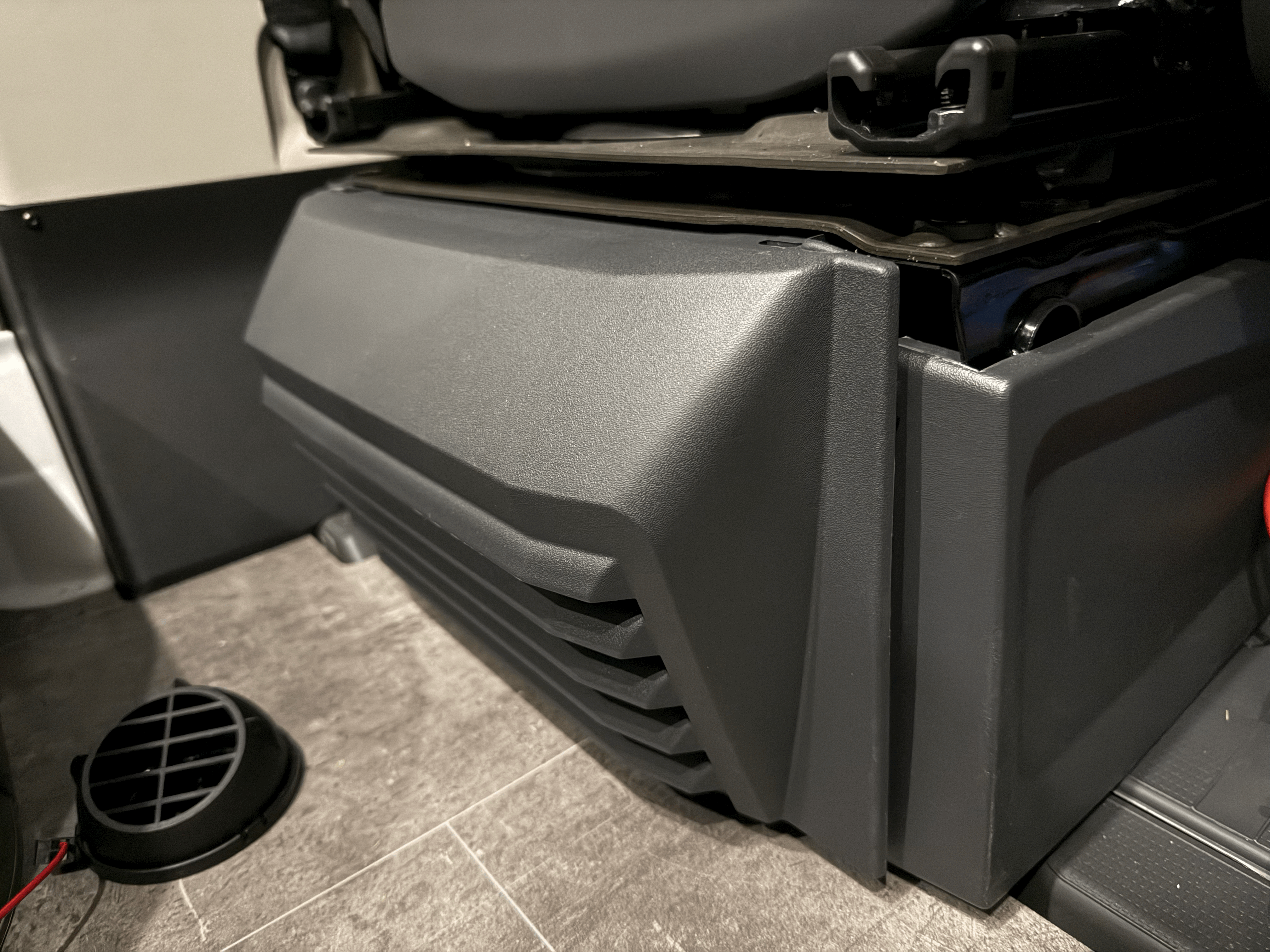 Giá đỡ lắp đặt dưới ghế cho xe RV dòng Ducato - Image 4