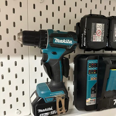 Giá treo máy khoan Makita DDF485 cho bảng Skadis