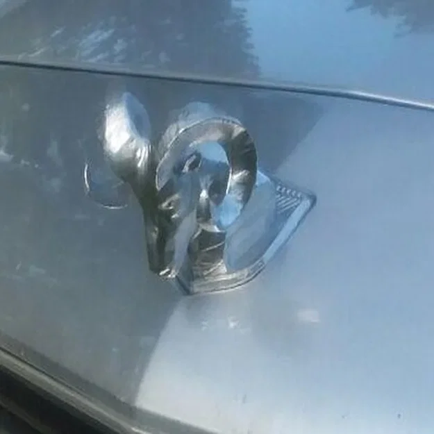 Mô hình trang trí nắp capo Dodge Ram phong cách Low Poly - Image 1