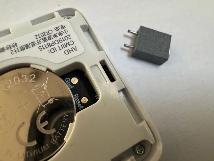 Dụng cụ hỗ trợ reset nhiệt ẩm kế Xiaomi Mijia LYWSD03MMC (Zigbee) - Image 1