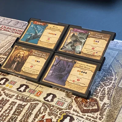 Lords of Waterdeep - Khay đựng thẻ Quest tại Cliffwatch Inn (kèm chân đứng)