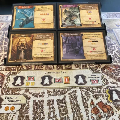 Lords of Waterdeep - Khay đựng thẻ Quest tại Cliffwatch Inn (kèm chân đứng)