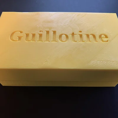 Guillotine -- Hộp đựng & tổ chức thẻ bài kèm mô hình máy chém nâng cấp