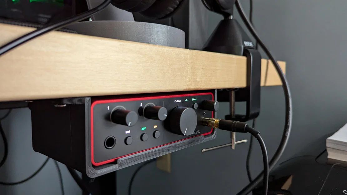 Giá treo dưới bàn cho Focusrite Scarlett Solo - Image 1