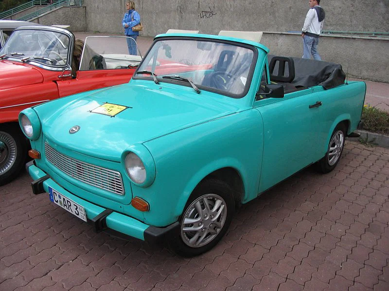 Mô hình xe cảnh sát Trabant phong cách LEGO in 3D độc đáo - Image 3