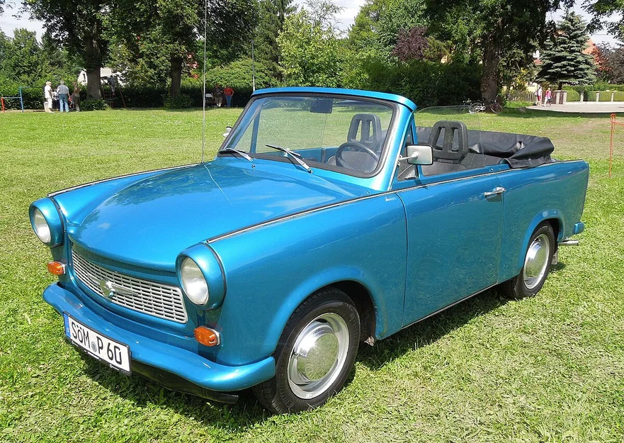 Mô hình xe cảnh sát Trabant phong cách LEGO in 3D độc đáo - Image 4