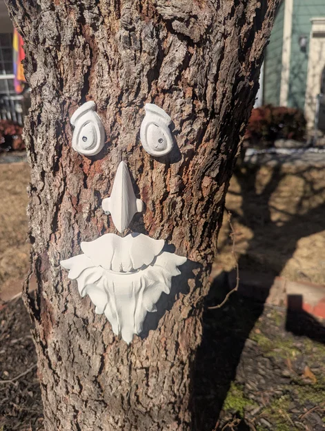 Mô hình trang trí mặt ông lão trên thân cây - Image 1