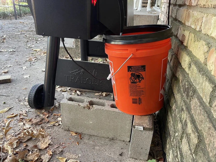 Máng dẫn hạt Traeger Pellet Chute - Image 4