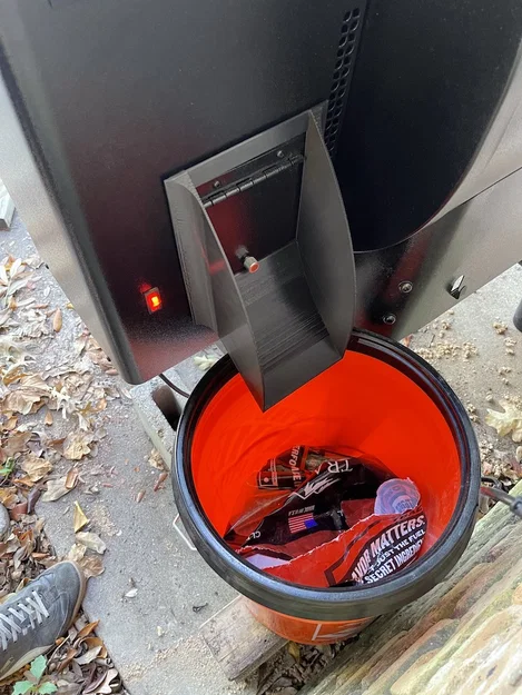 Máng dẫn hạt Traeger Pellet Chute - Image 5