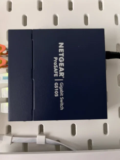 Giá treo Switch mạng Netgear 5 cổng lên bảng Ikea Skadis - Image 2