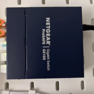 Giá treo Switch mạng Netgear 5 cổng lên bảng Ikea Skadis