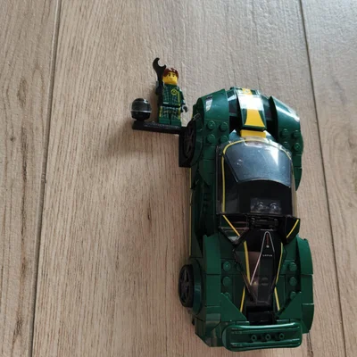 Giá treo tường Lego Speed Champions kèm kệ để nhân vật và mũ bảo hiểm