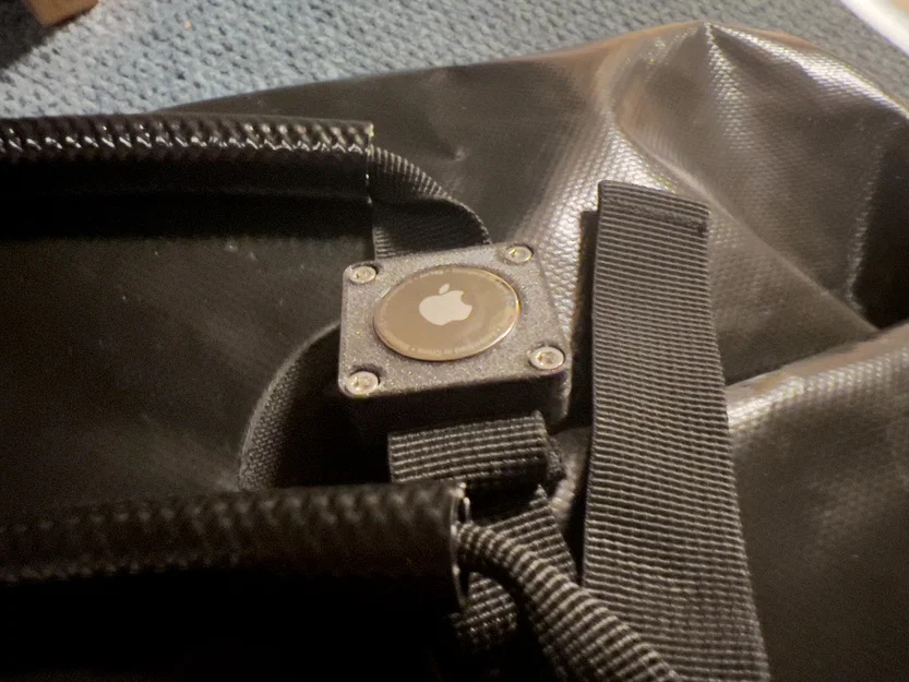 Giá treo AirTag vào quai túi - Image 1