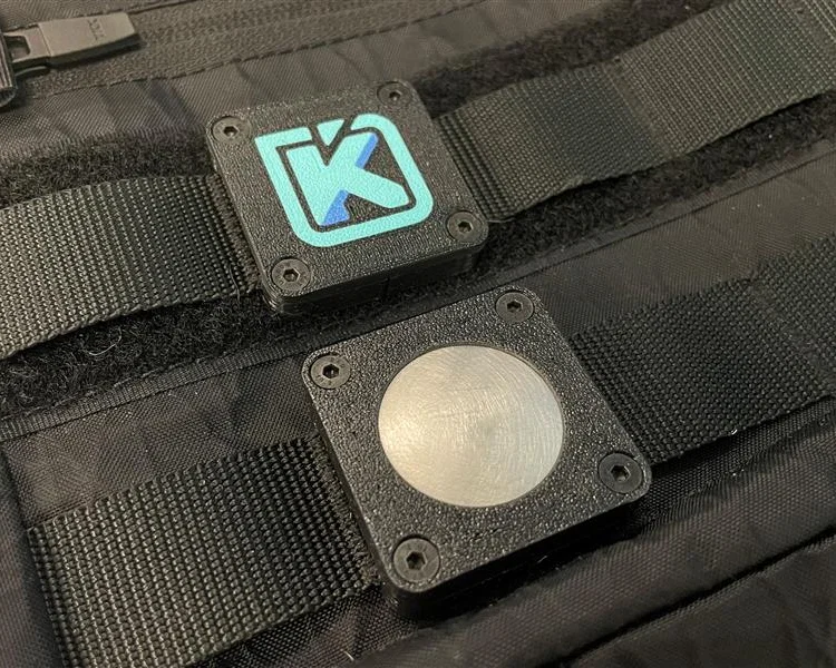 Giá gắn AirTag và huy hiệu lên dây MOLLE cực chắc chắn - Image 1