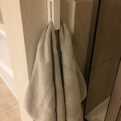 Móc treo khăn thông minh với viên bi cố định (Channeled Marble Towel Hook)